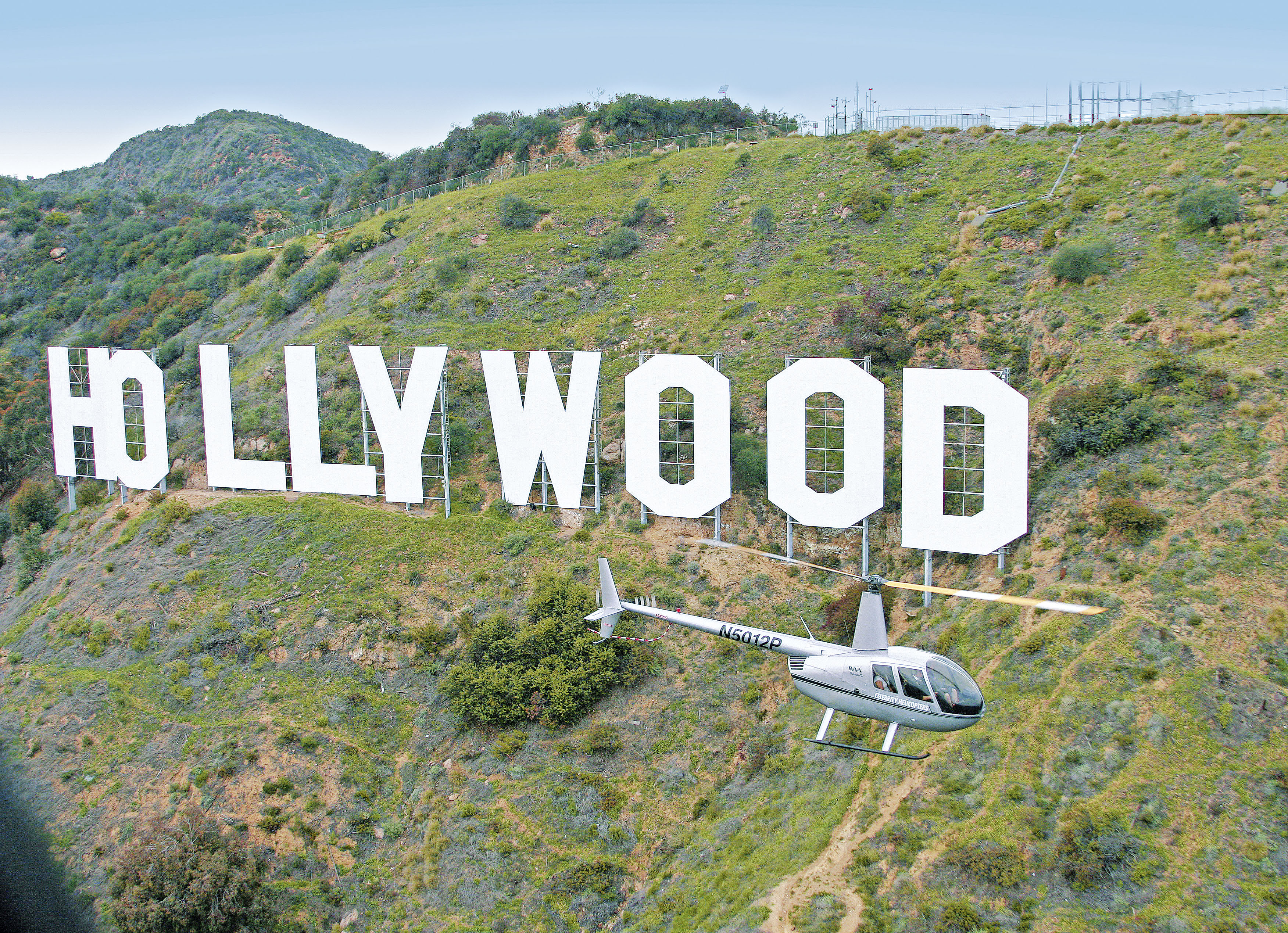Helikopter vor Hollywood Sign