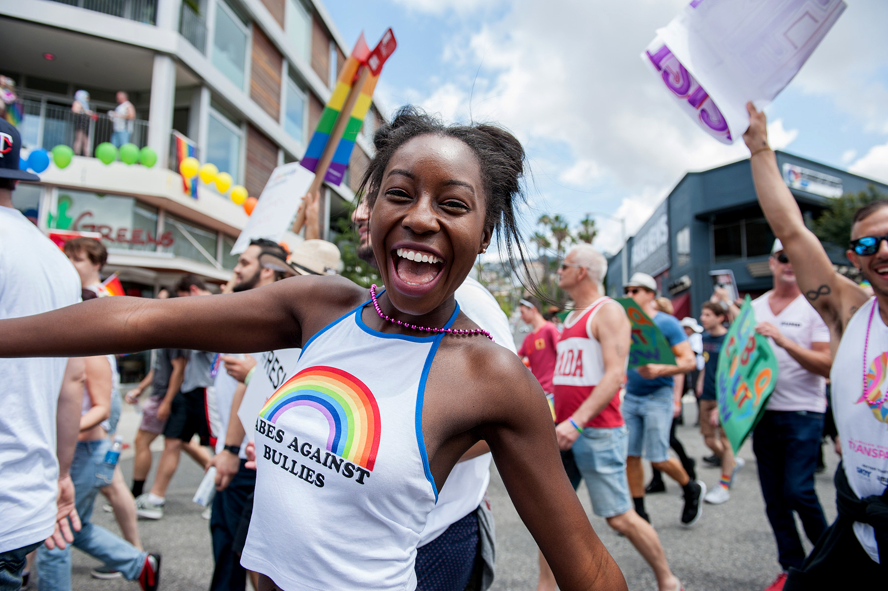 Eine junge Frau auf einer LGBTQ-Demonstration in West Hollywood