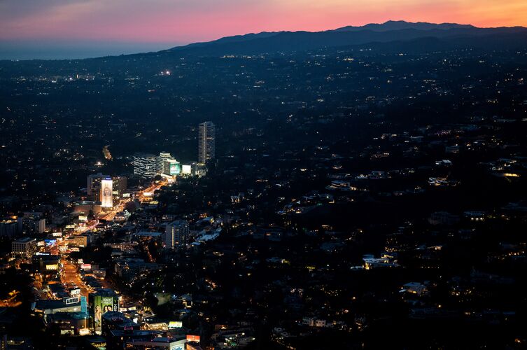 Blick über den beleuchteten Sunset Strip und die Hollywood Hills, Kalifornien