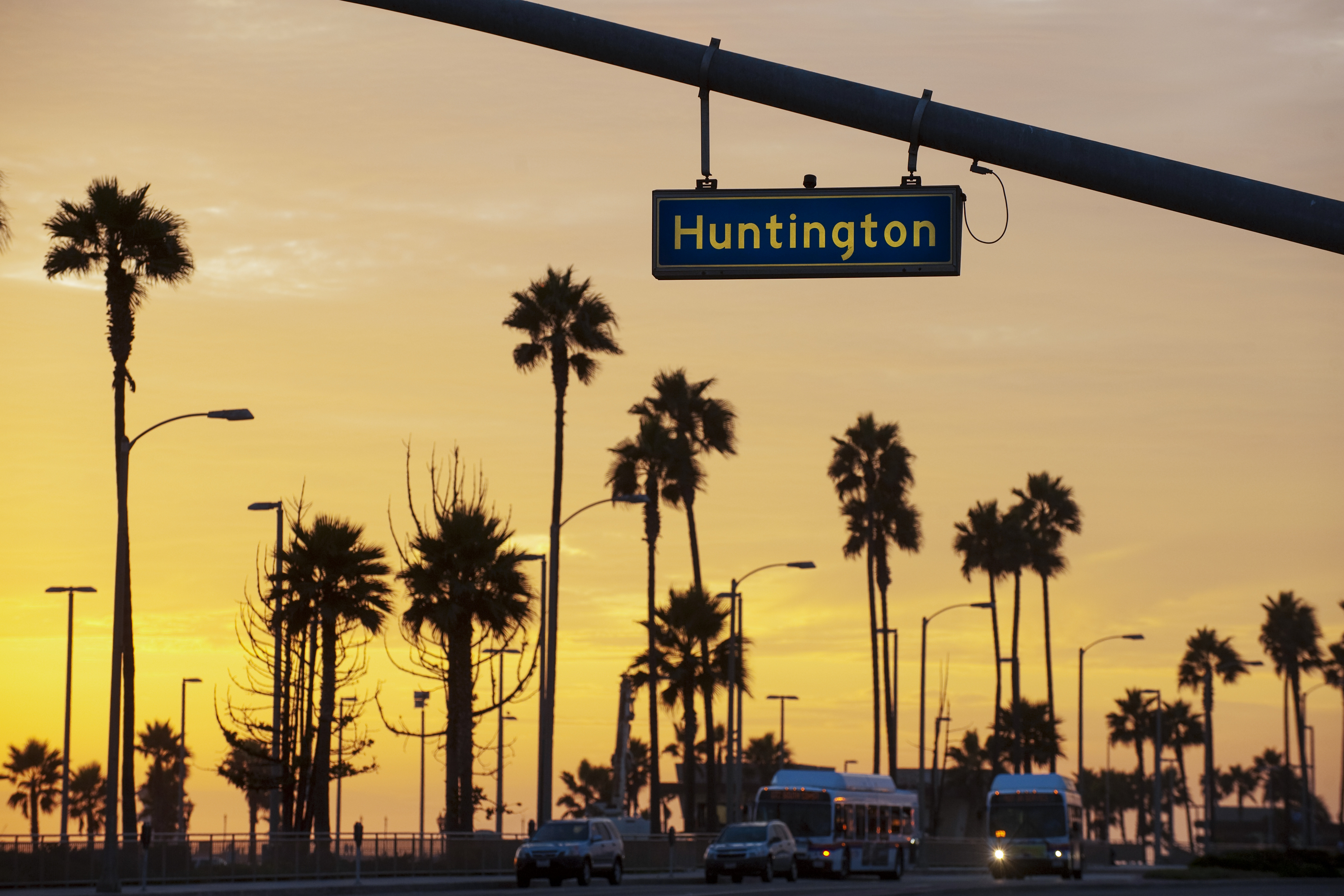 Die Sonne geht unter am Huntington Beach bei Los Angeles