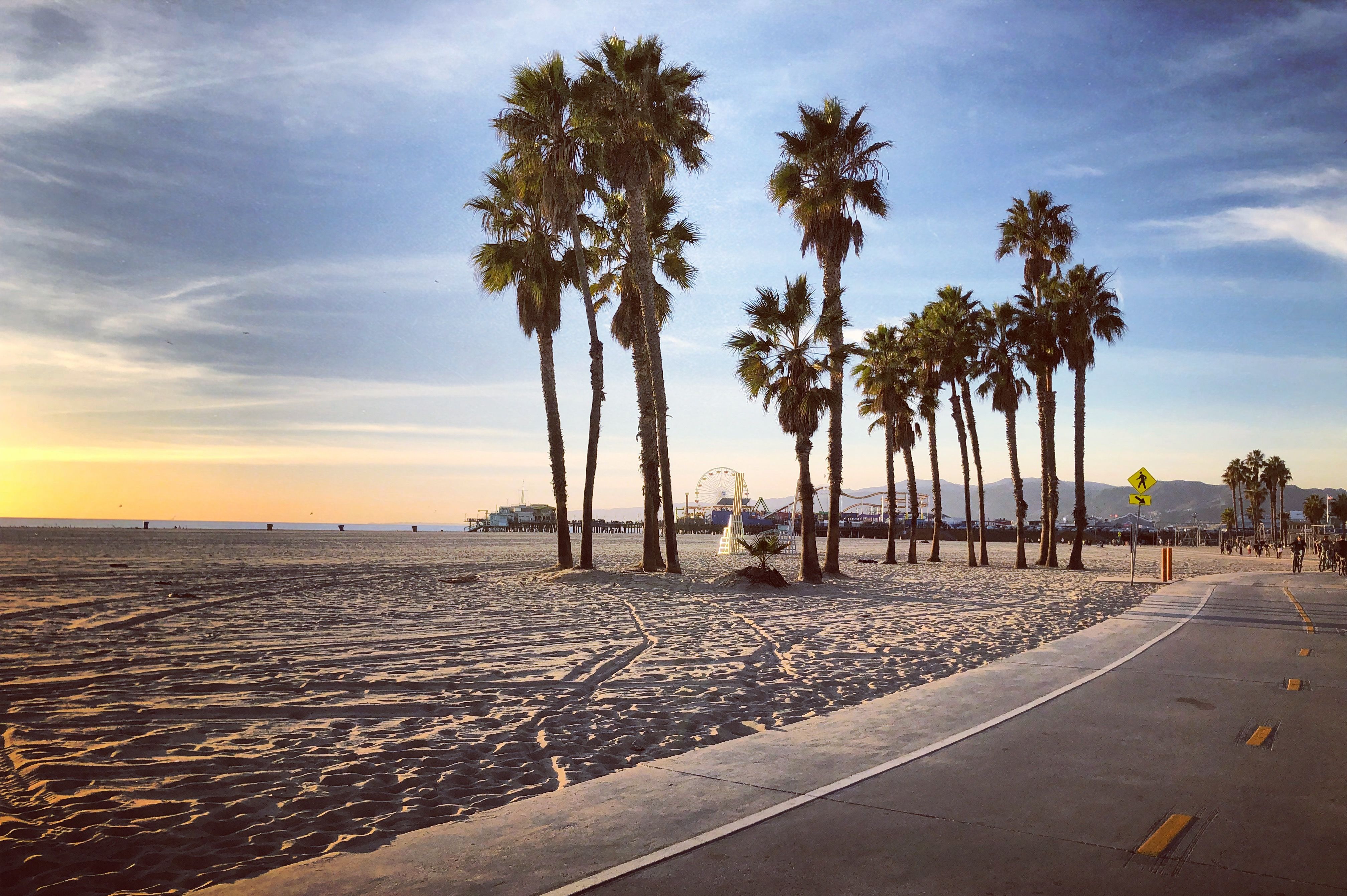 Die Sonne geht unter am Strand von Santa Monica bei Los Angeles, Kalifornien