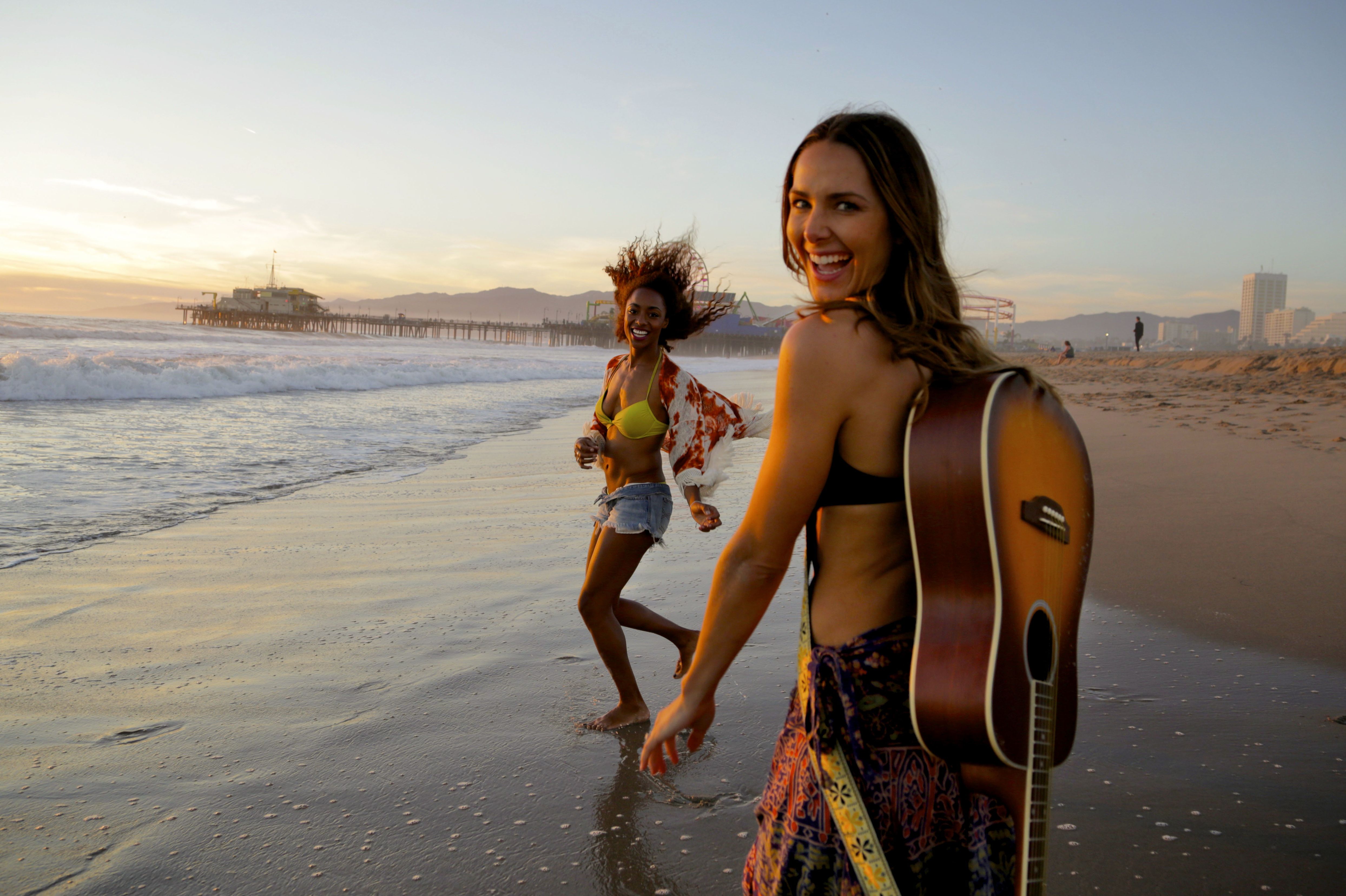 Freundinnen am Strand von Santa Monica