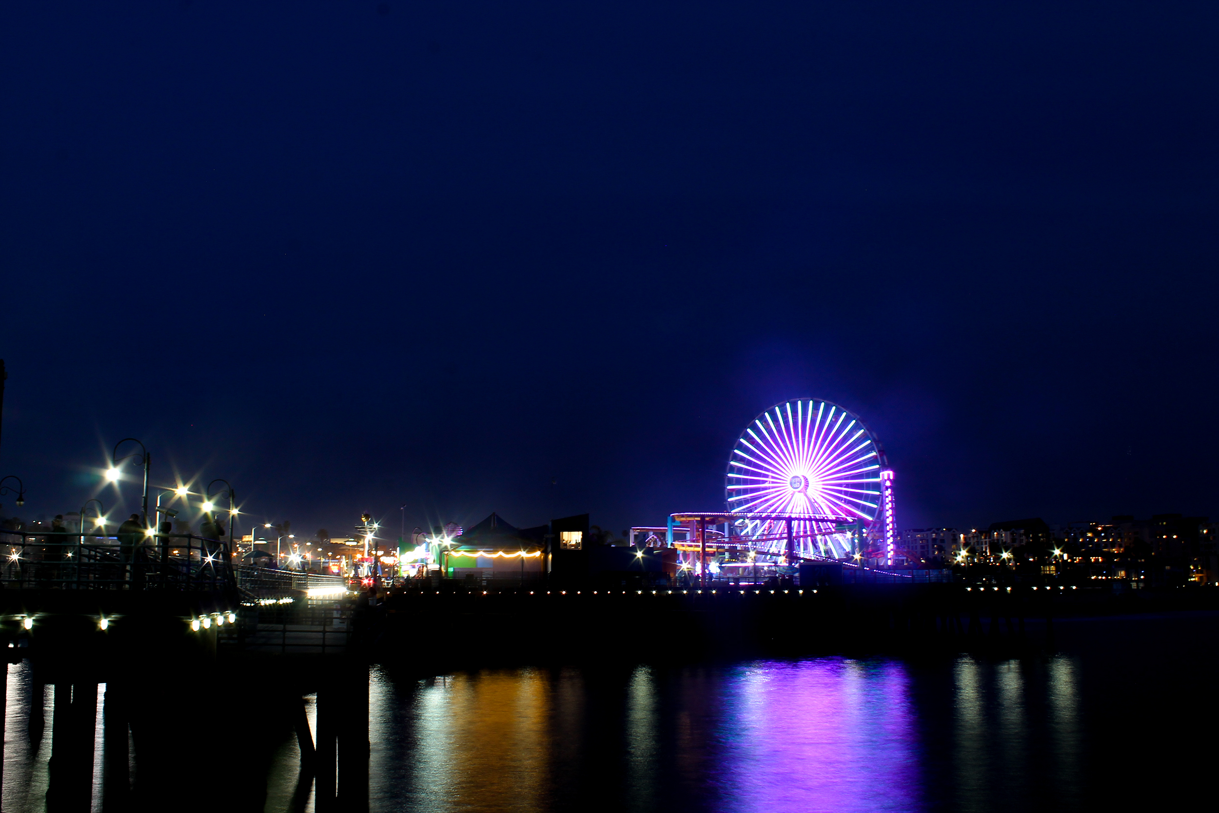 Der Santa Monica Pier in Kalifornien bei Nacht