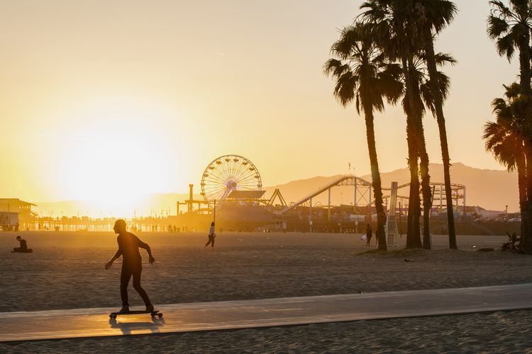 Mit dem Skateboard im Sonnenuntergang an den Strand von Santa Monica in Kalifornien