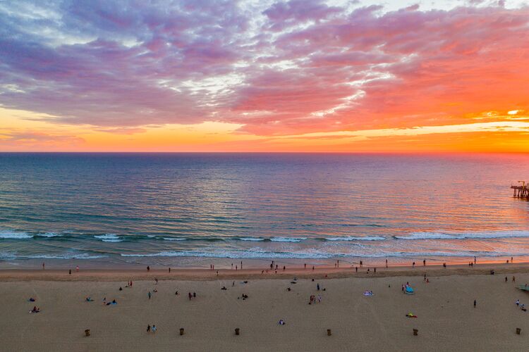 Besucher bewundern den Sonnenuntergang am Strand von Santa Monica in Kalifornien