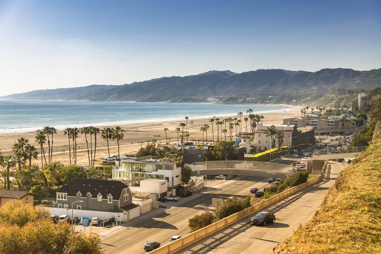 Blick vom Santa Monica Boulevard und dem Palisades Park in Los Angeles, Kalifornien auf den Strand