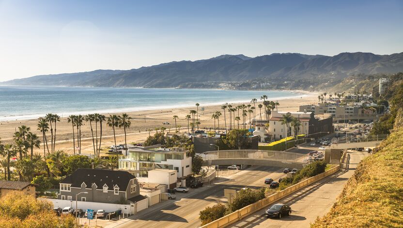 Blick vom Santa Monica Boulevard und dem Palisades Park in Los Angeles, Kalifornien auf den Strand