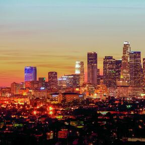 Atemberaubende Skyline von Los Angeles in abendliche Lichter getaucht