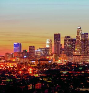 Atemberaubende Skyline von Los Angeles in abendliche Lichter getaucht