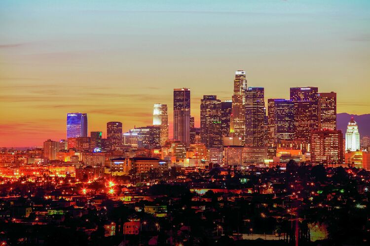 Atemberaubende Skyline von Los Angeles in abendliche Lichter getaucht