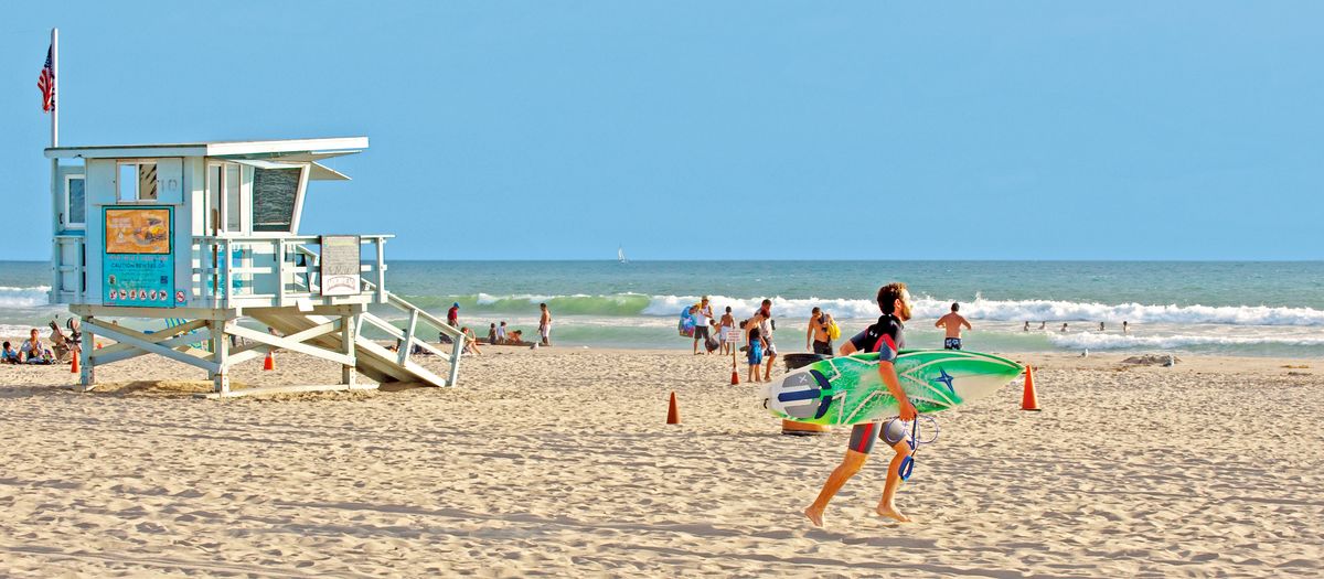 regionen/usa/suedwesten/kalifornien/los-angeles/venice-beach-strand-surfer.cr3960x1732-0x395