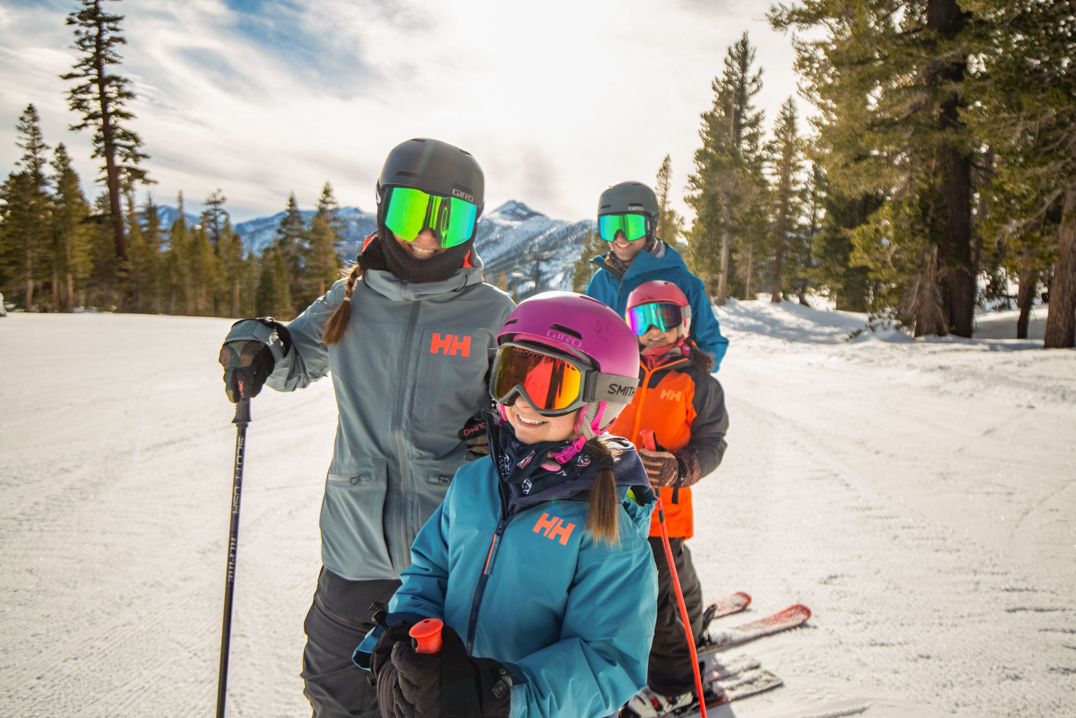 Familie fährt Ski am Mammoth Mountain in Kalifornien