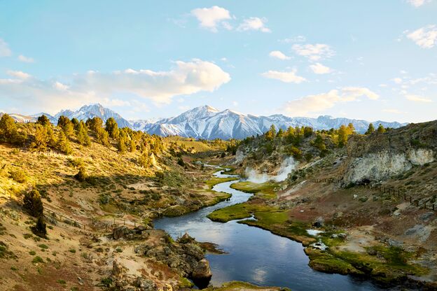 Der Hot Creek bei Mammoth Lakes windet sich durch die atemberaubende Landschaft Kaliforniens Der Hot Creek bei Mammoth Lakes windet sich durch die atemberaubende Landschaft Kaliforniens