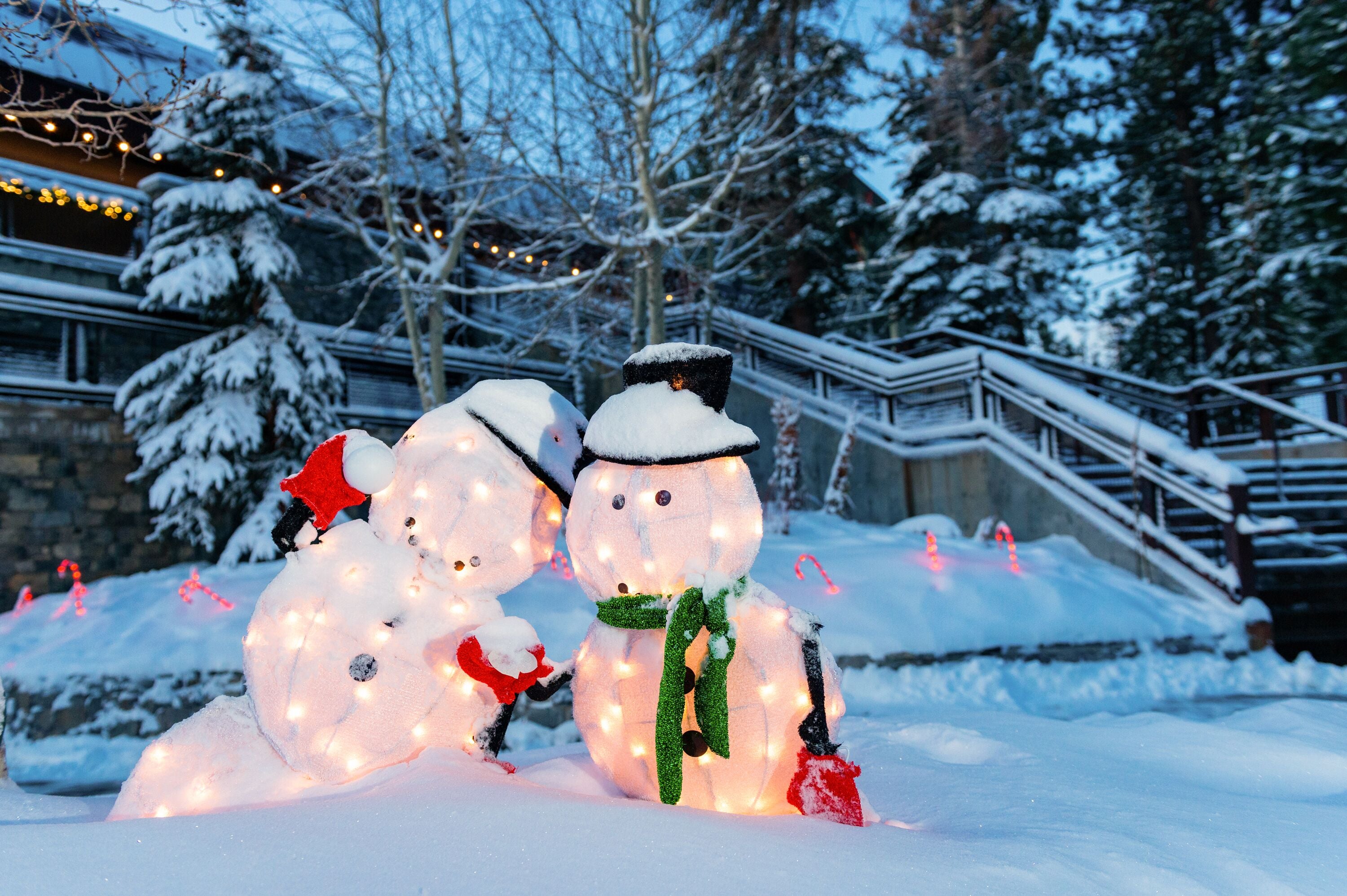 Zwei Schneemänner am Mammoth Mountain in Kalifornien