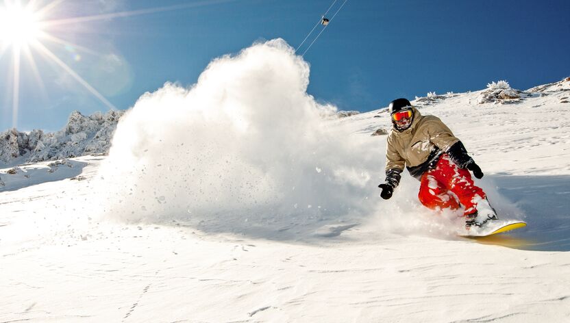 Ein Skifahrer in Mammoth Lakes Ein Skifahrer in Mammoth Lakes
