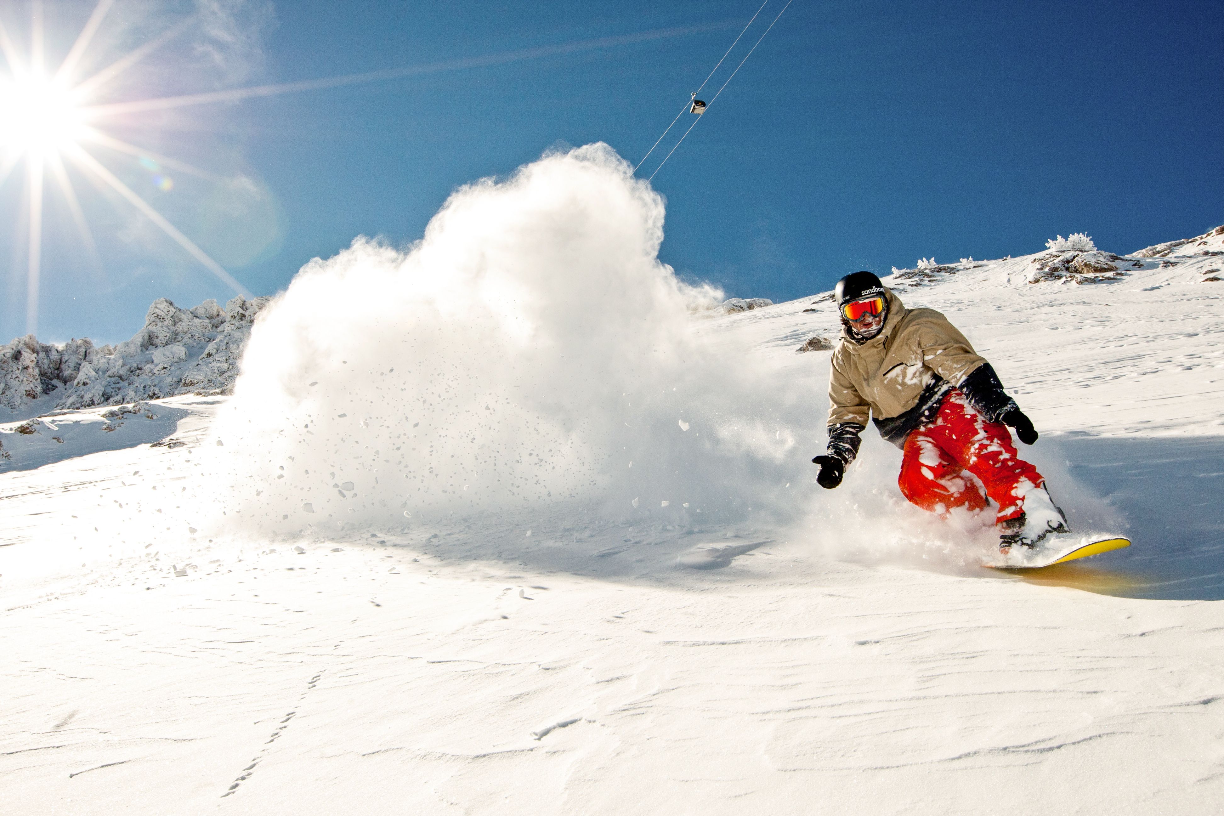 Ein Skifahrer in Mammoth Lakes