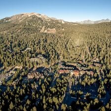 regionen/usa/suedwesten/kalifornien/mammoth-lakes/view-of-the-villag-with-mammoth-mountain-in-the-background.cr1020x1019-321x0 regionen/usa/suedwesten/kalifornien/mammoth-lakes/view-of-the-villag-with-mammoth-mountain-in-the-background.cr1020x1019-321x0