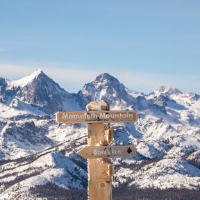 Wegweiser am Mammoth Mountain in Kalifornien