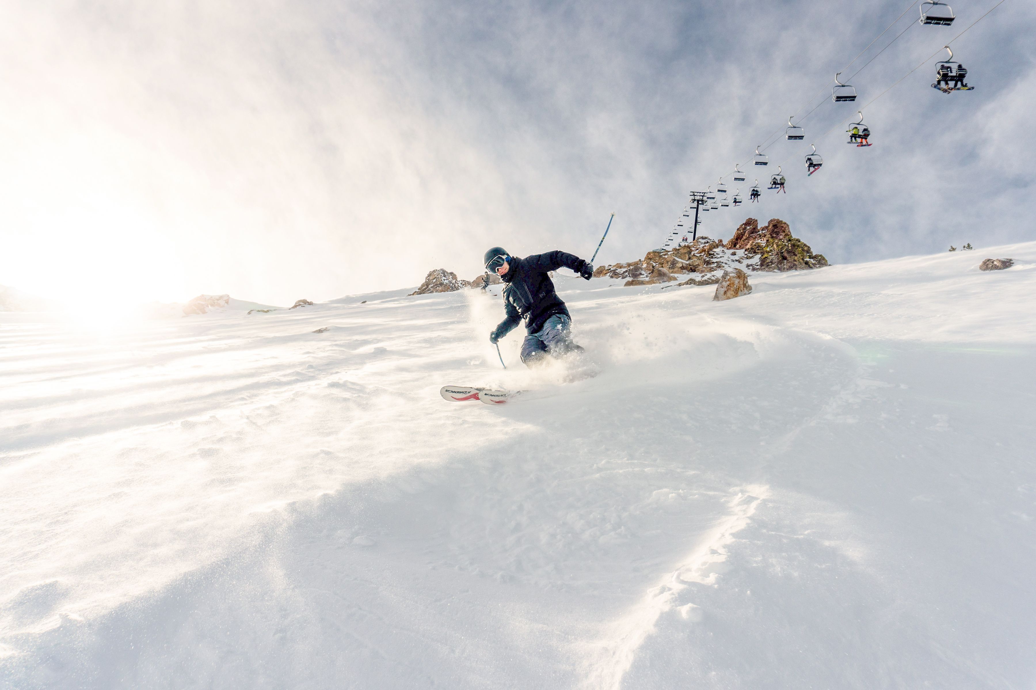 Ein Skifahrer in Mammoth