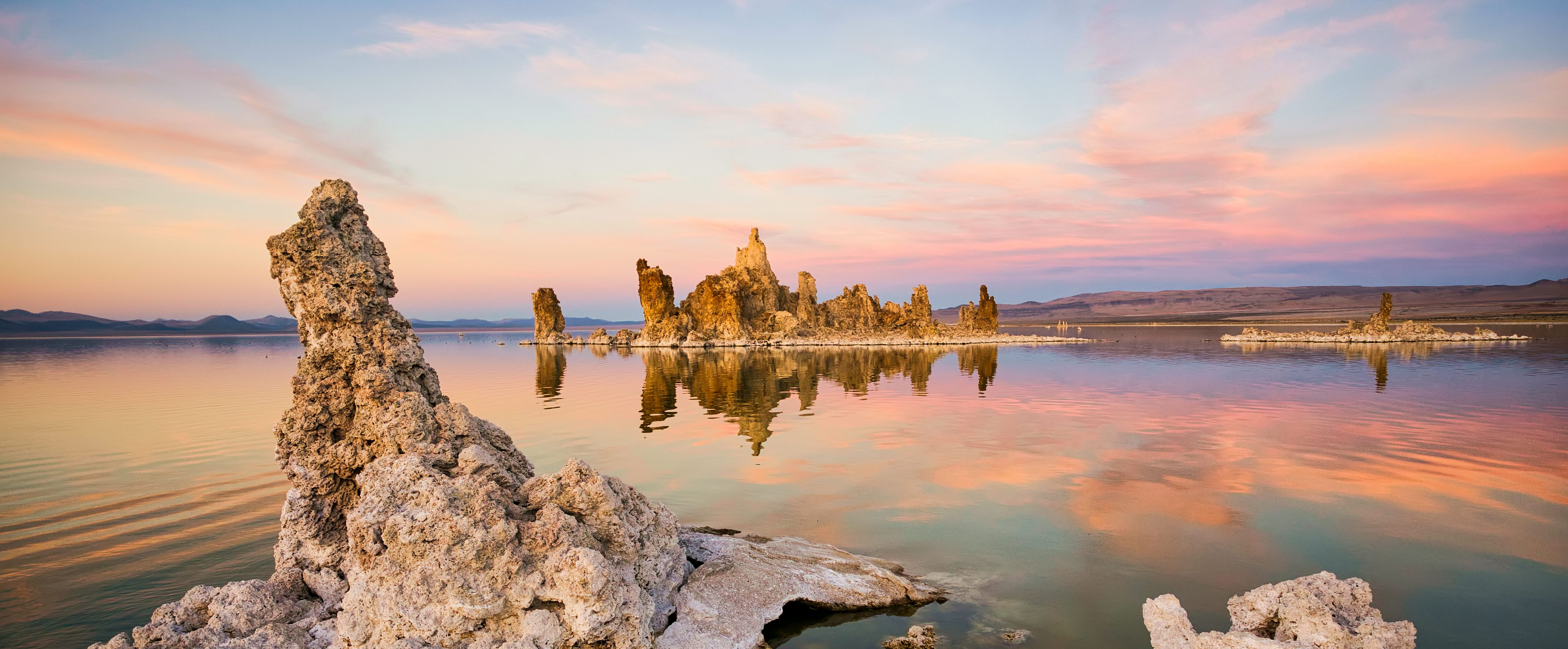 Interessante Felsen am Mono Lake in Mono County Kaliforniens
