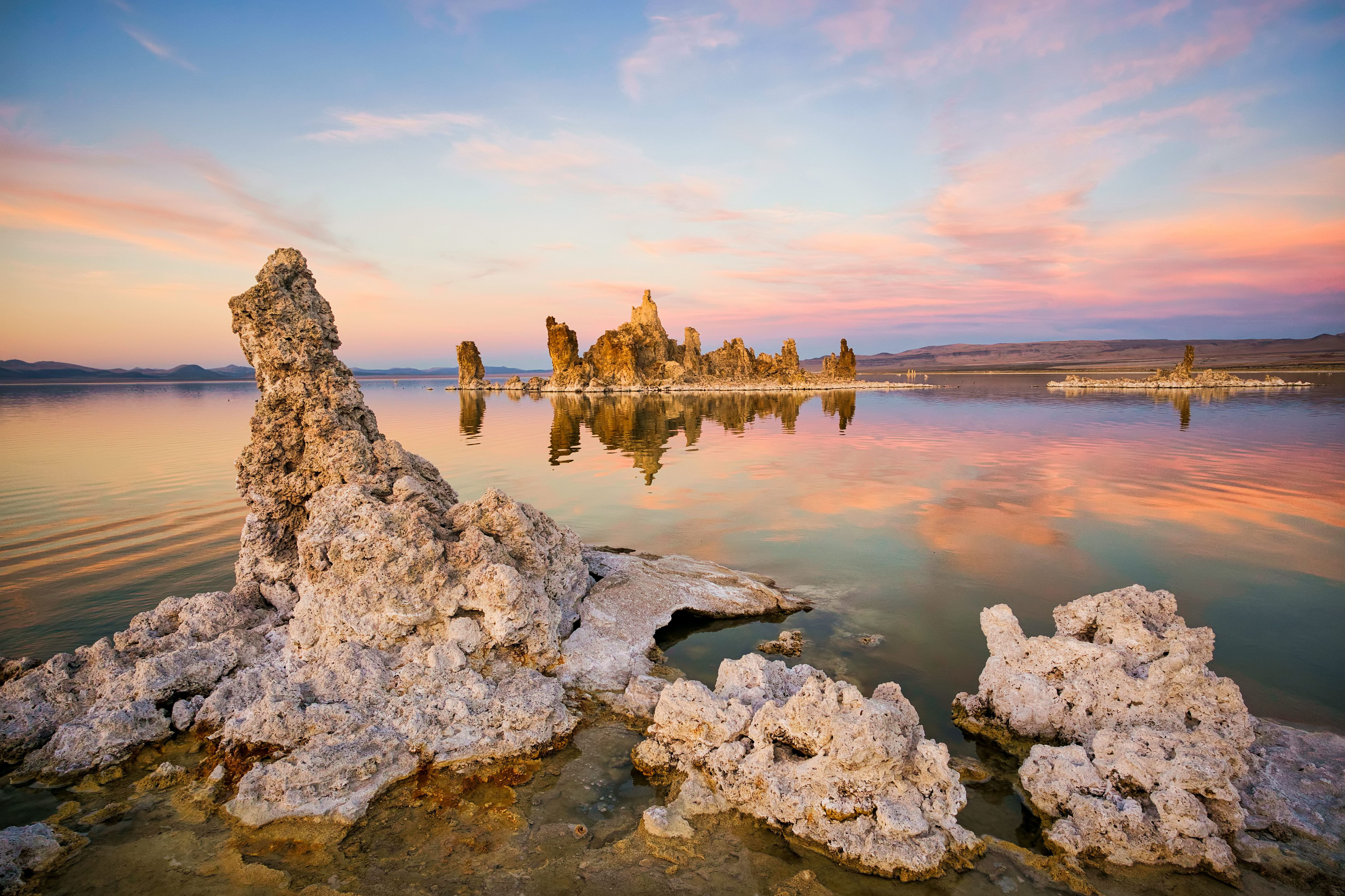 Interessante Felsen am Mono Lake in Mono County Kaliforniens