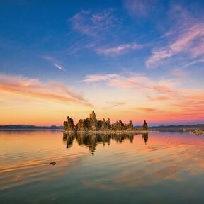 Wunderschönes Panorama vom Mono Lake mit farbigen Himmel in Kalifornien Wunderschönes Panorama vom Mono Lake mit farbigen Himmel in Kalifornien