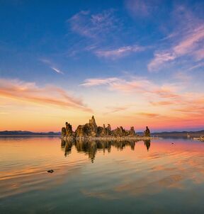 Wunderschönes Panorama vom Mono Lake mit farbigen Himmel in Kalifornien