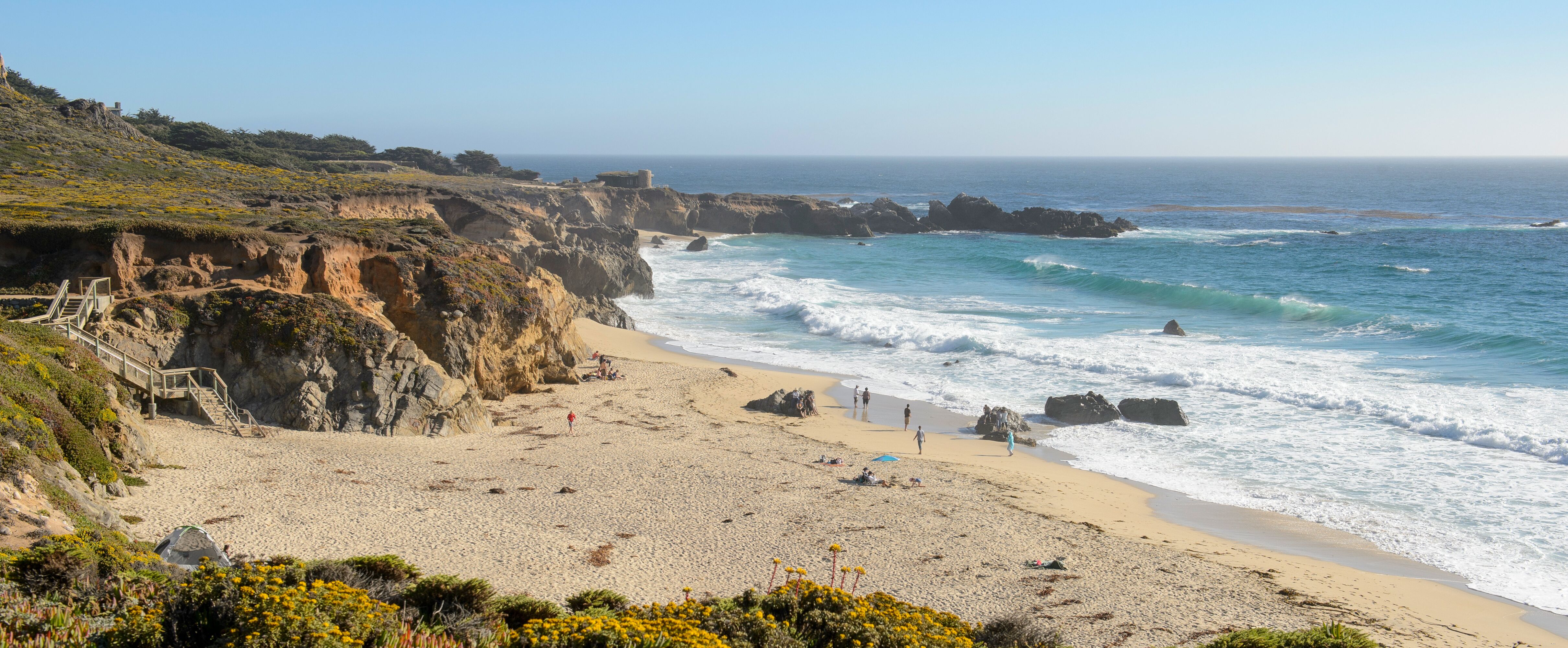 Blick auf einen Strand und Felsen in Monterey, Kalifornien