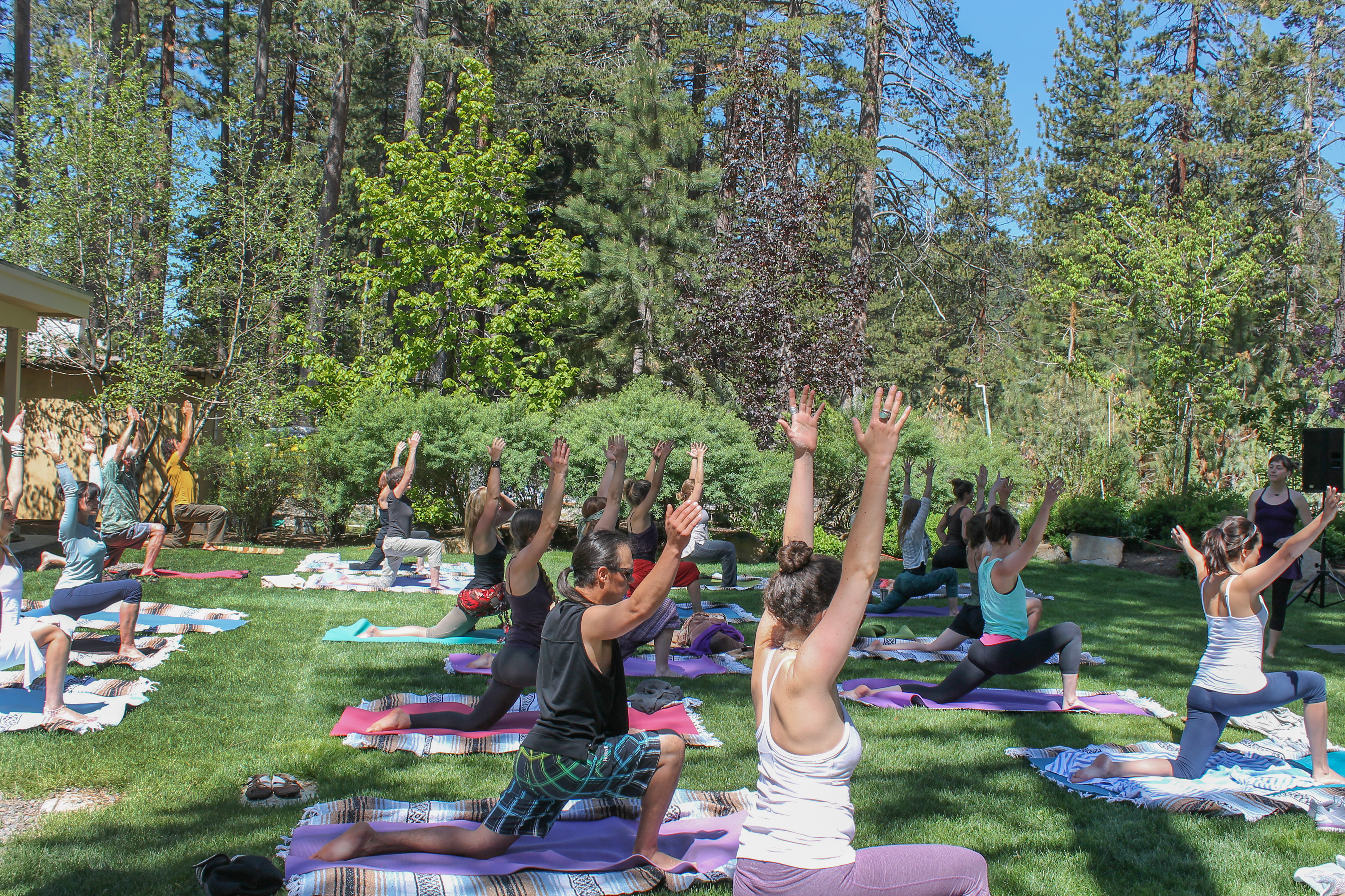 Eine Yoga-Gruppe beim Day of Healing Arts Festival im Norden des Lake Tahoe