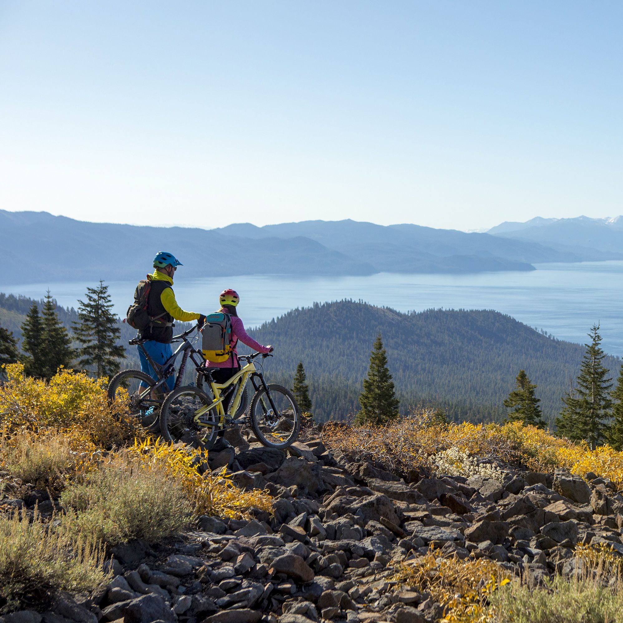 Radfahren in der hÃ¼geligen Landschaft im Norden des Lake Tahoe in Kalifornien