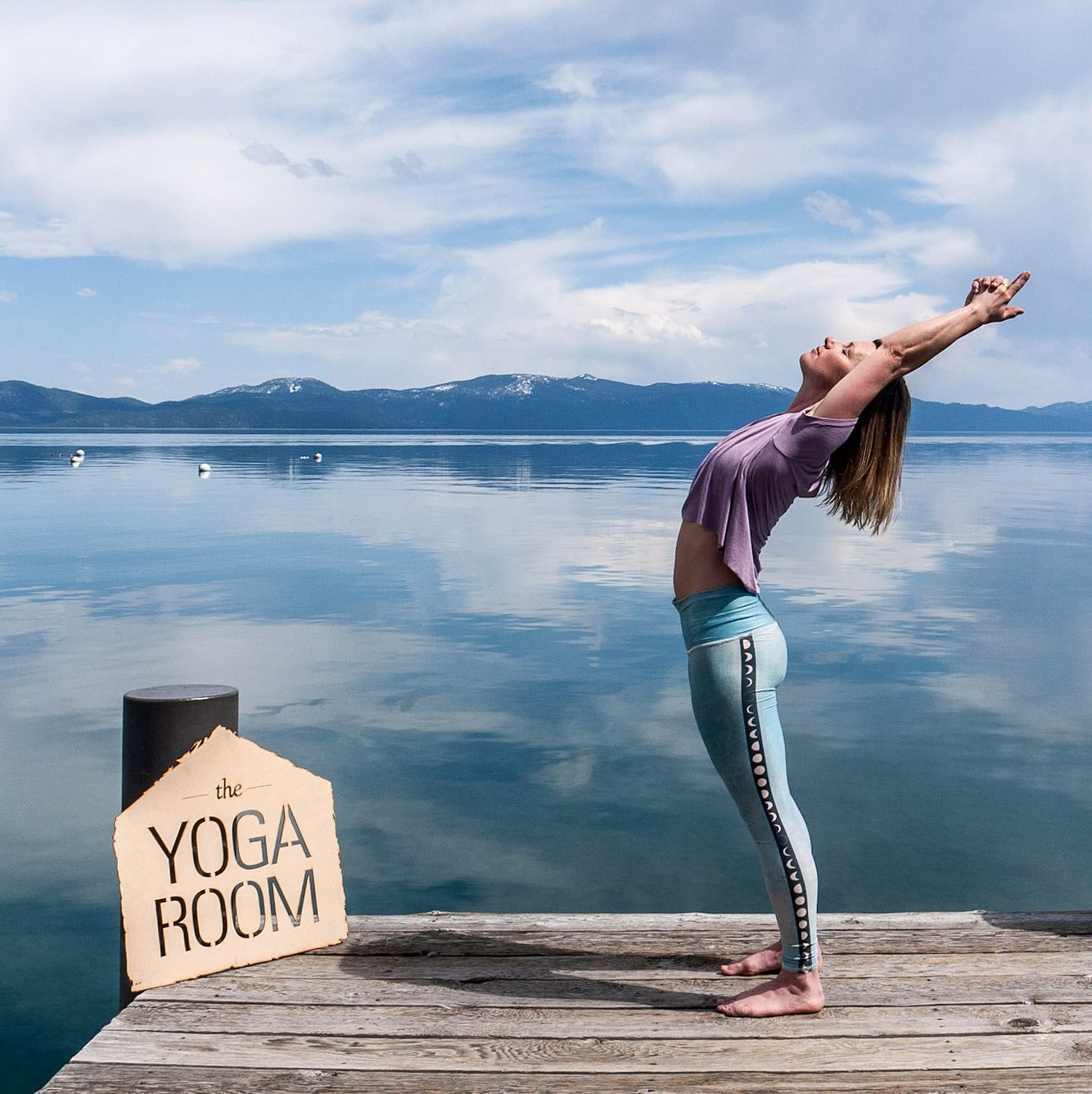 Eine Yoga-Ãœbung auf einem Steg im Norden des Lake Tahoe in Kalifornien