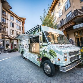 Der Mountain Roots Food Truck in Squaw Valley