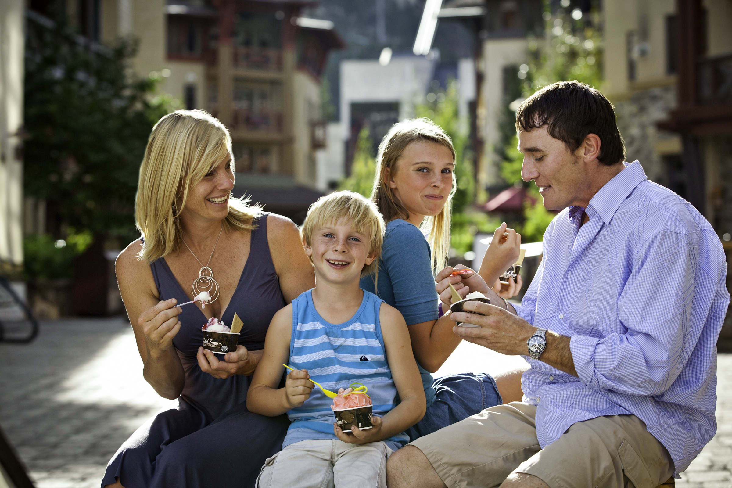 Eine Familie beim Eisessen in der Ortschaft Squaw Valley