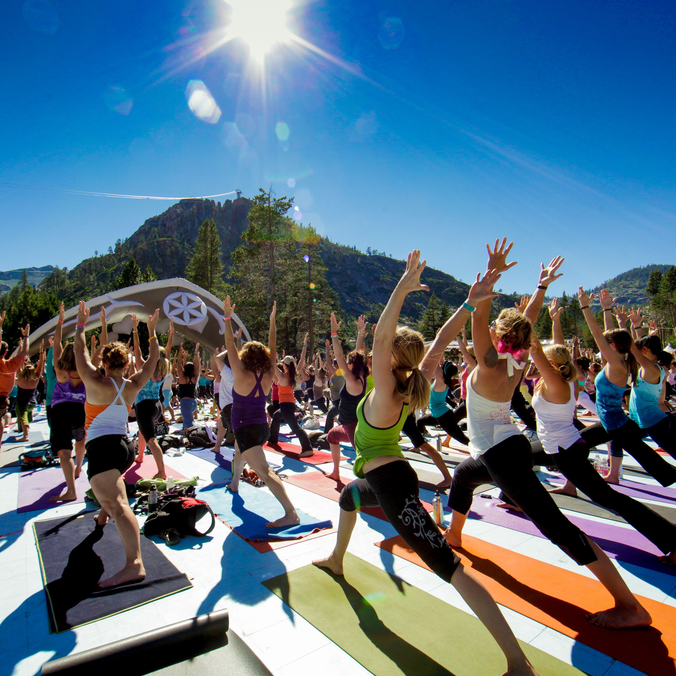 Gruppen-Yoga beim Wanderlust Festival im Norden des Lake Tahoe