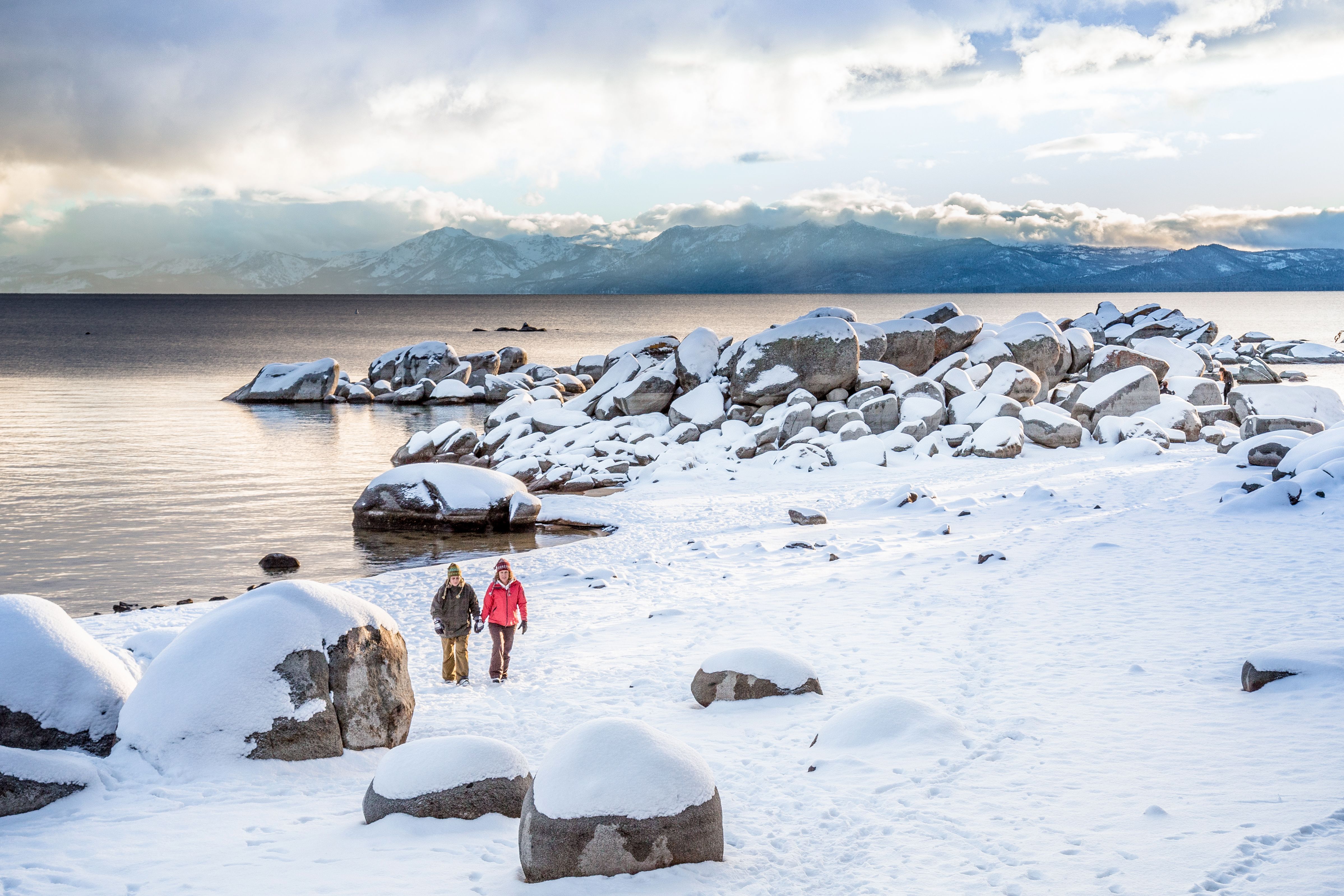 Eine Schneewanderung am Speedboat Beach nÃ¶rdlich des Lake Tahoe in Kalifornien