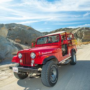 Roter Jeep von Desert Adventures