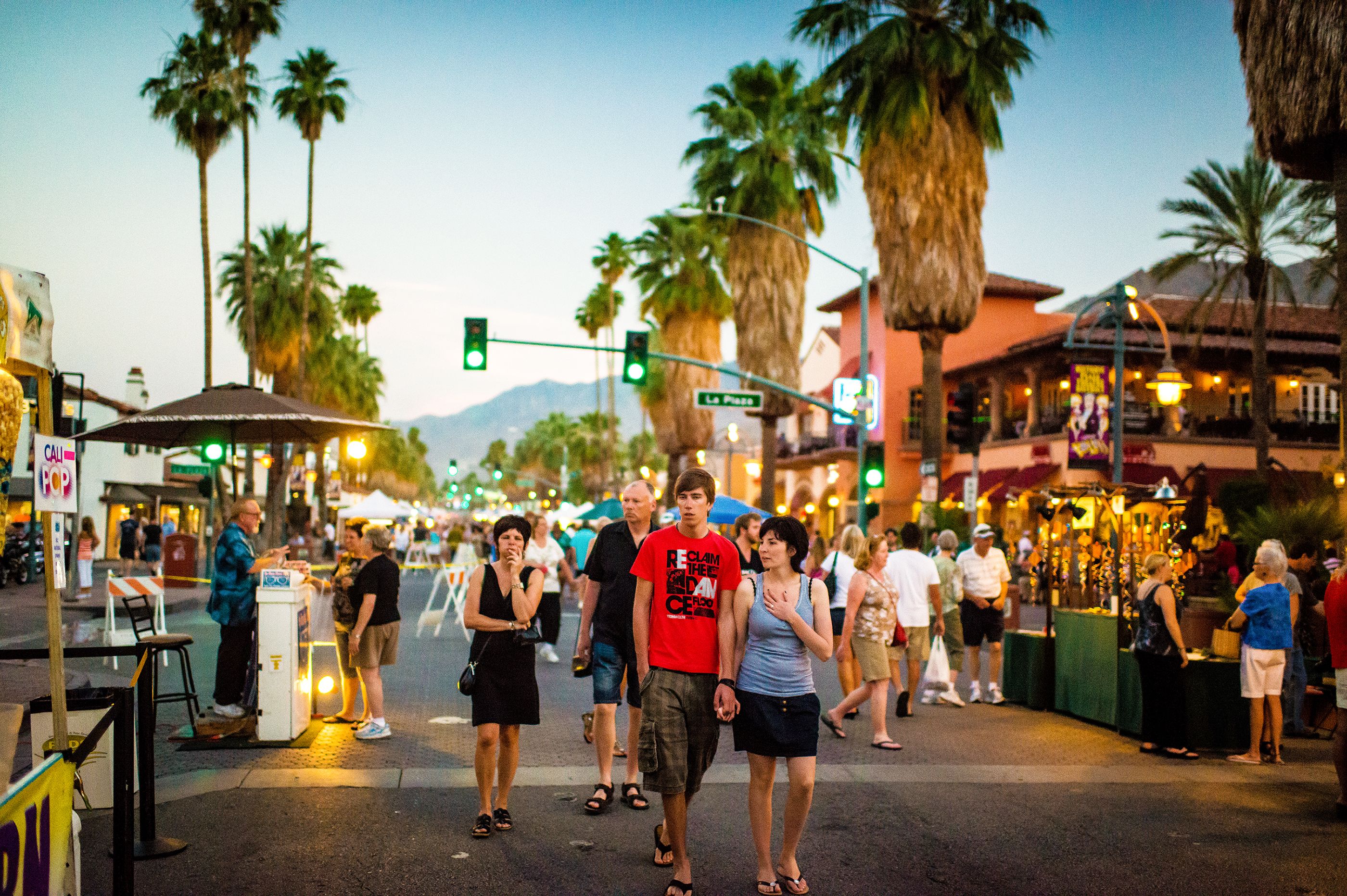 Bummeln durch die Gassen beim Palm Springs Village Fest in Kalifornien