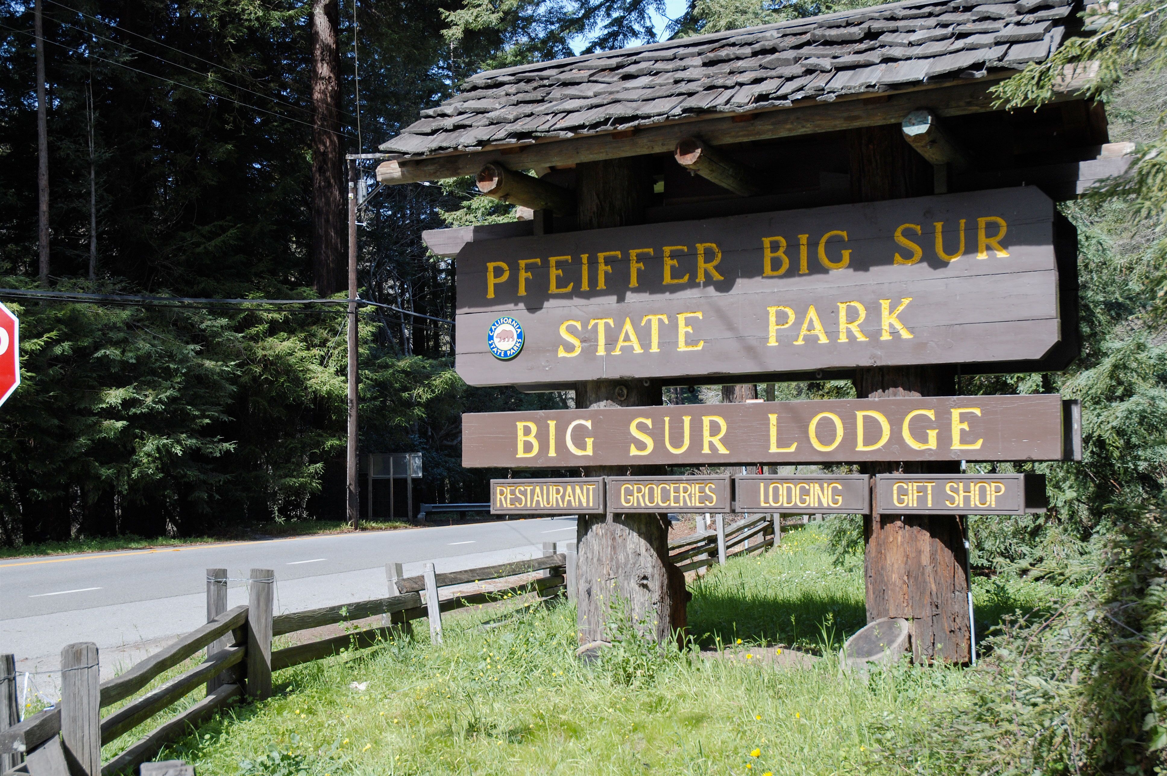 Eingangsschild des Pfeiffer Big Sur State Park in Kalifornien