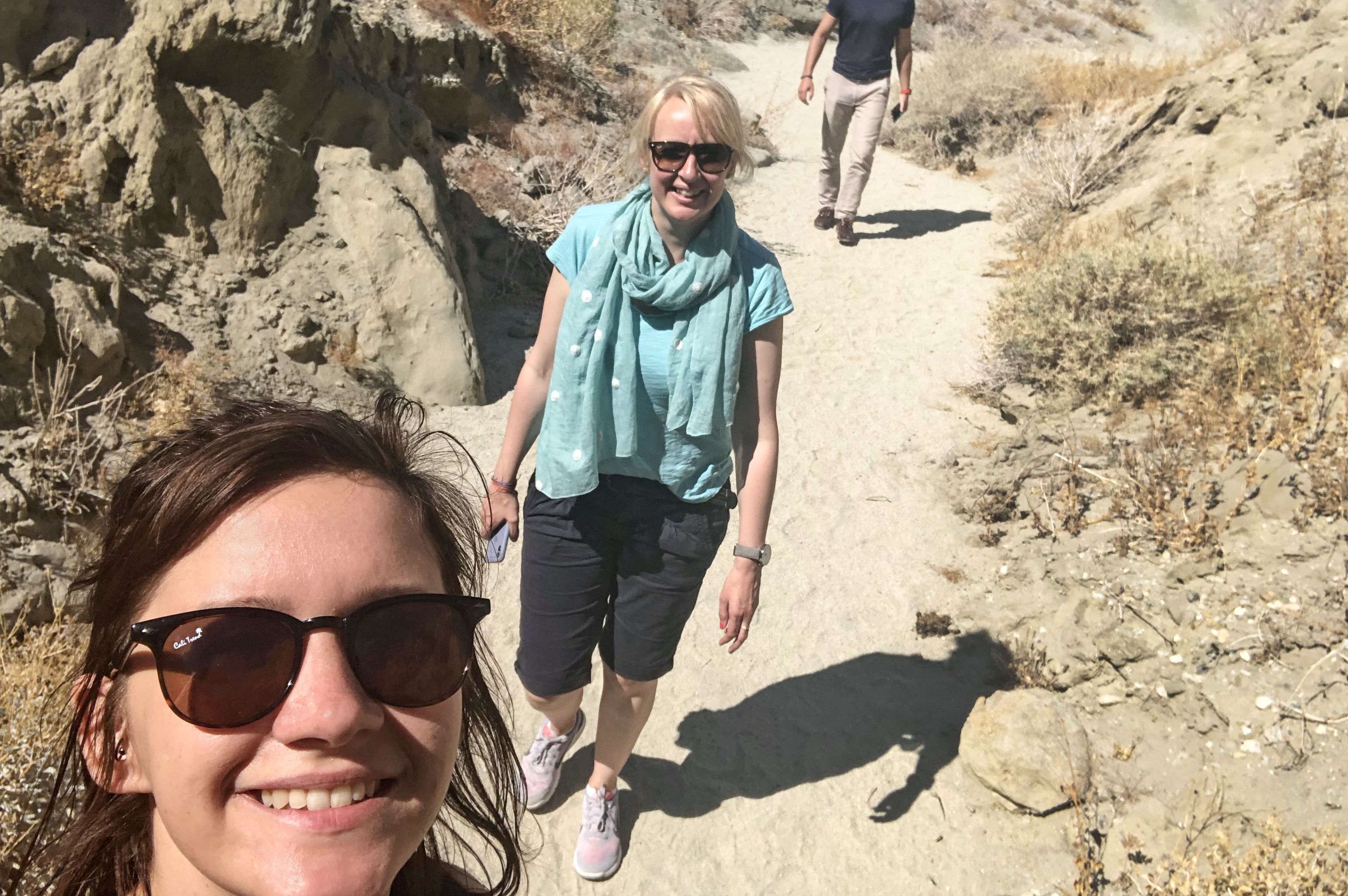 CANUSA Mitarbeiterinnen Madlen Madaus und Anngret Rossol mit Kolja Kassner auf der Fault Jeep Tour in San Andreas