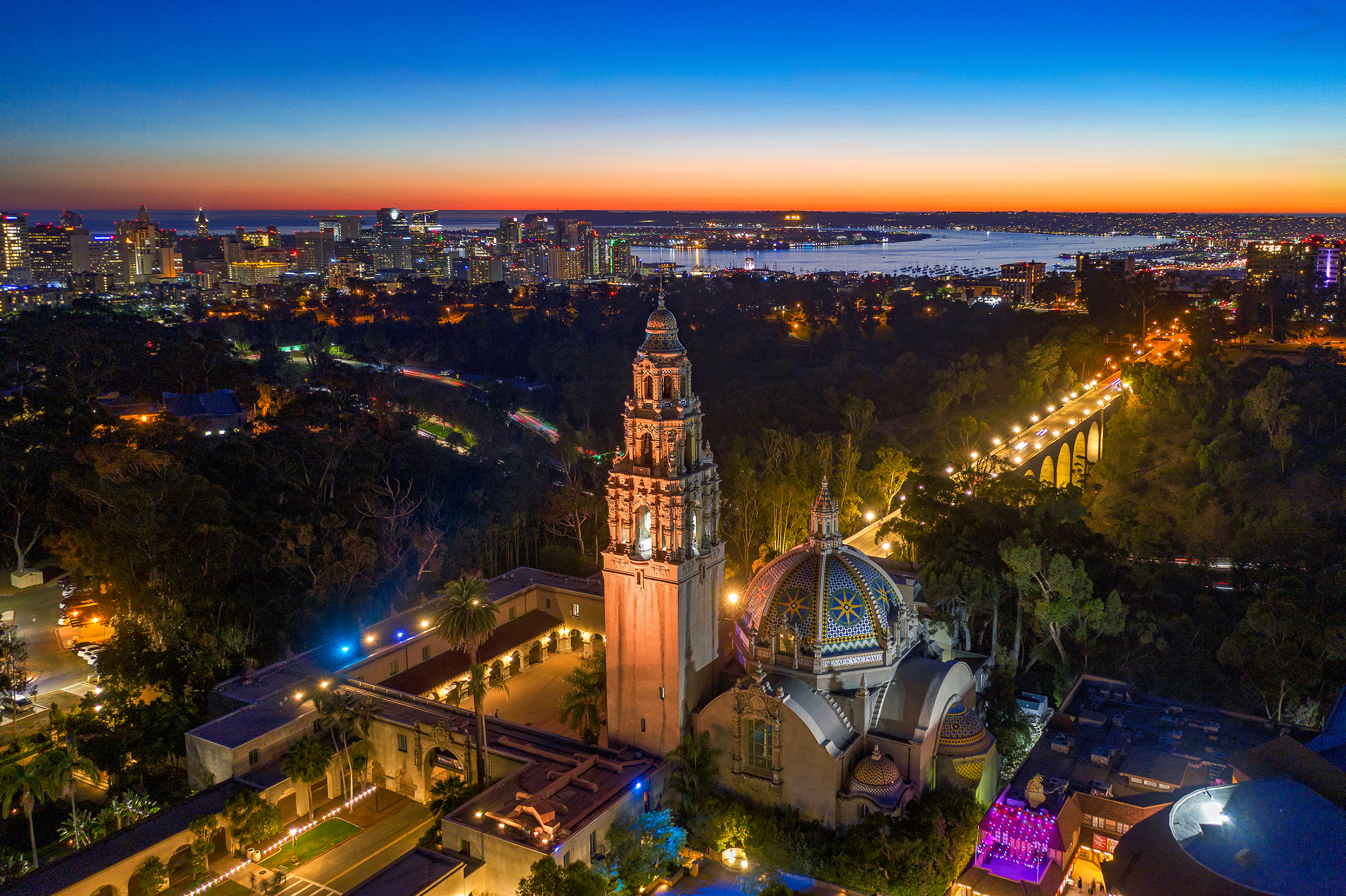 Blick auf den California Tower im Balboa Park und die Skyline von San Diego, Kalifornien