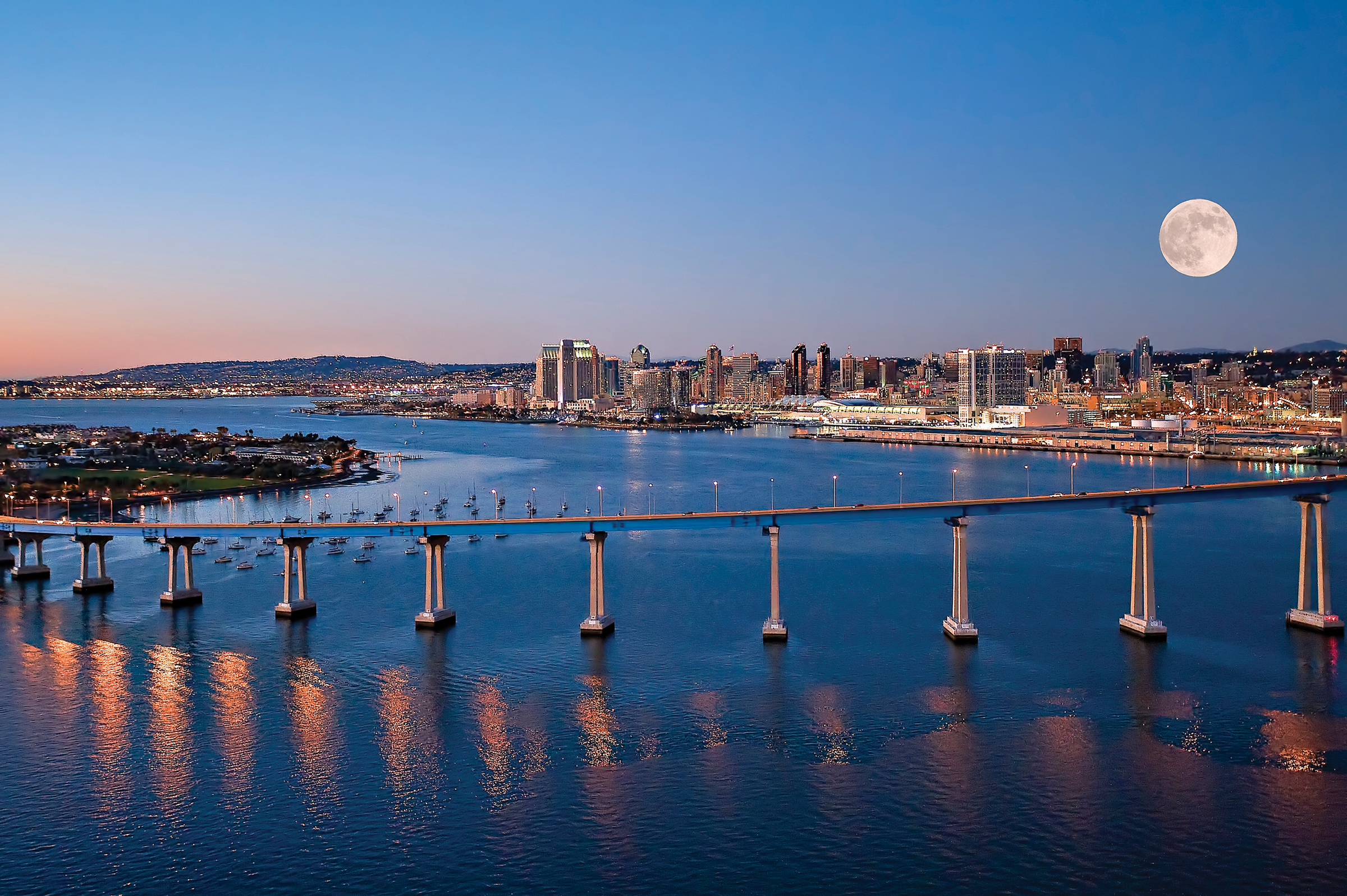 Die Coronado Bay Bridge vor der Skyline von San Diego