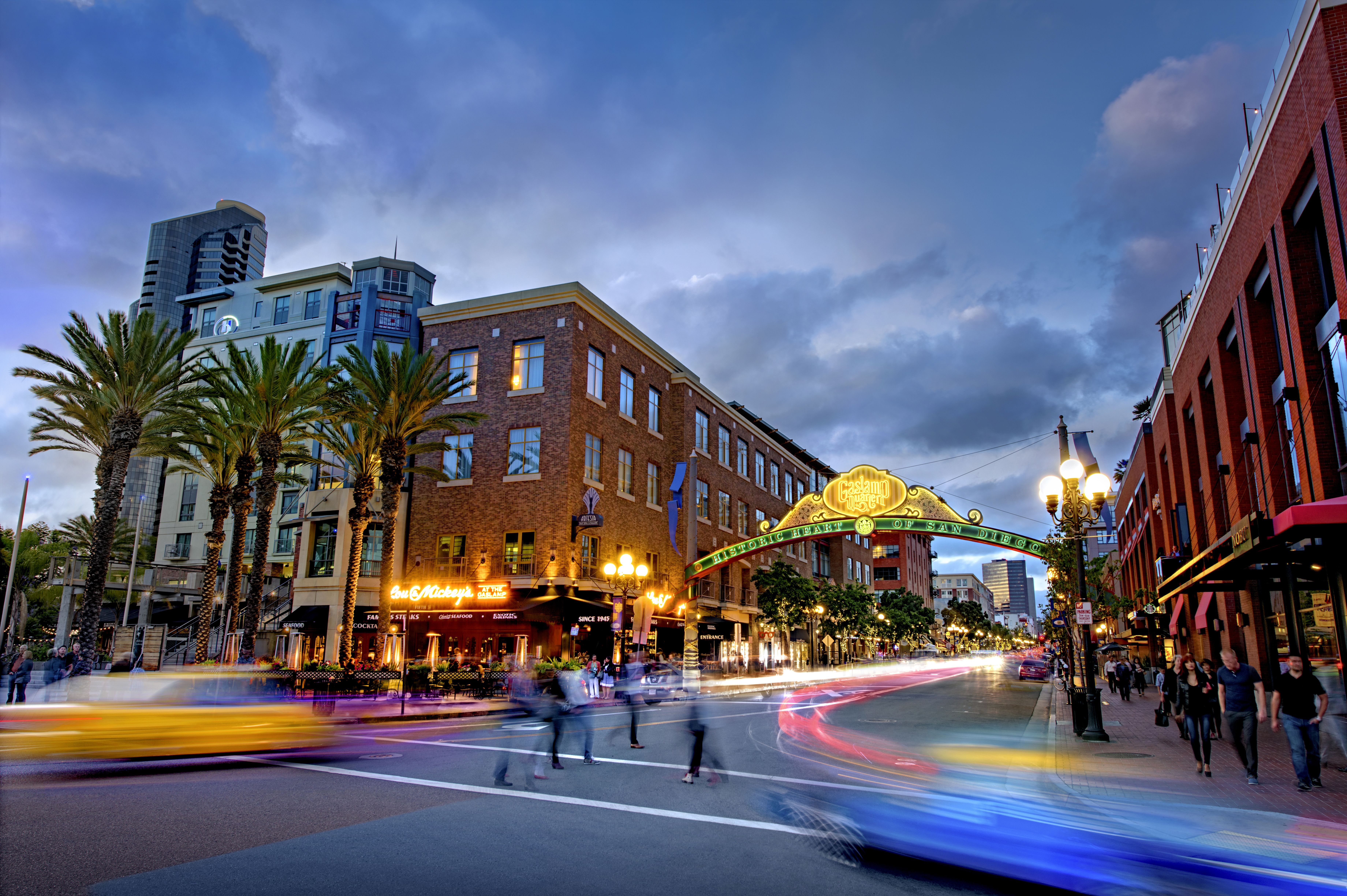 Das Gaslamp Quarter von San Diego bei Nacht