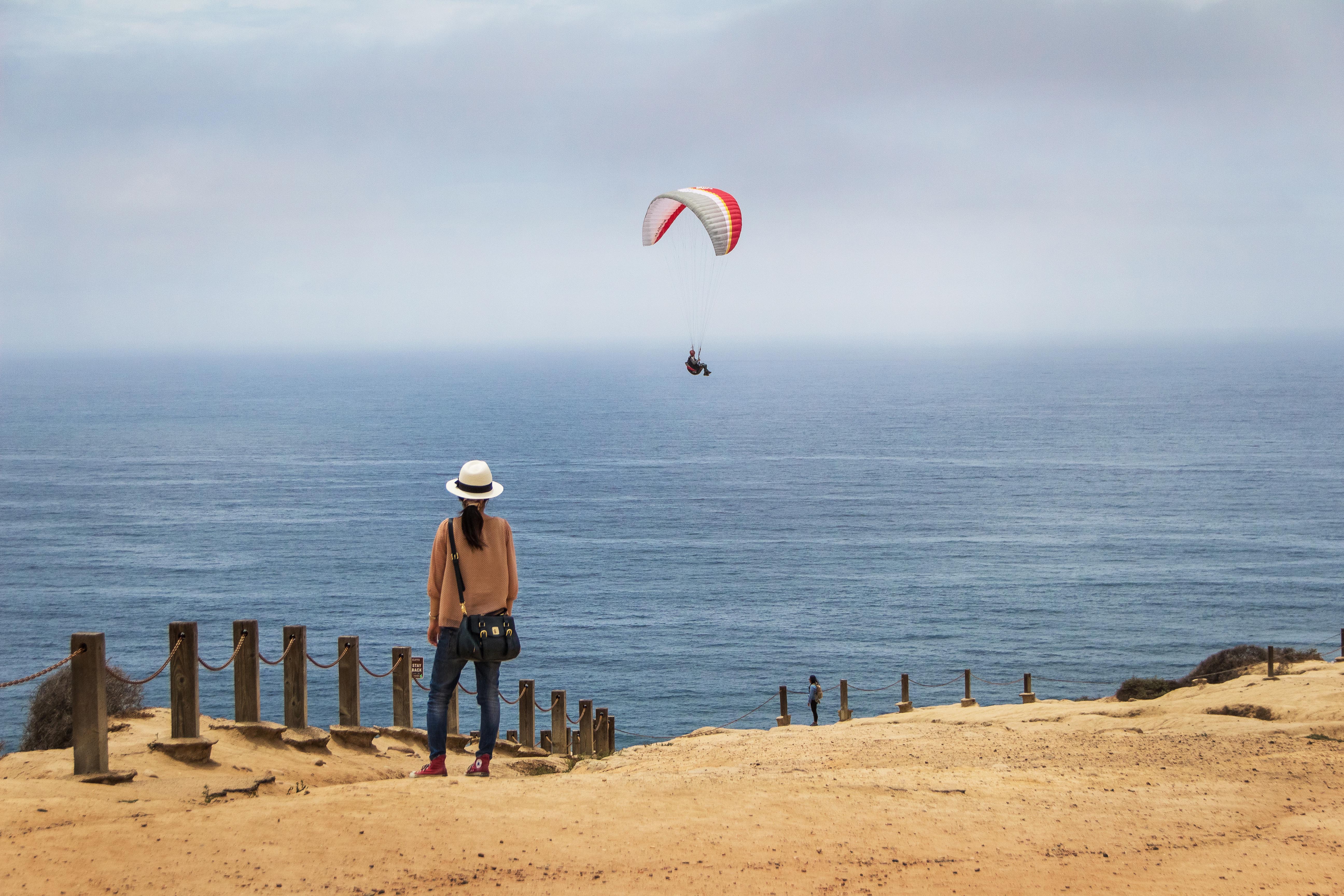 Paragliding am La Jolla Beach in San Diego