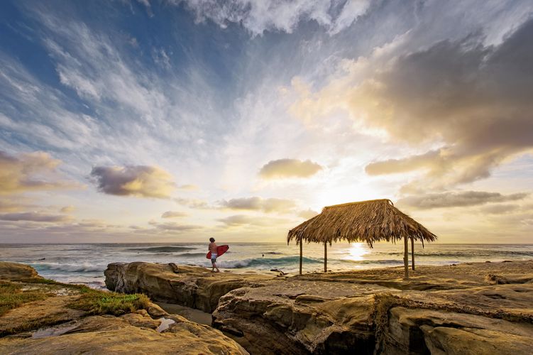 Surfer an einem Strand von San Diego