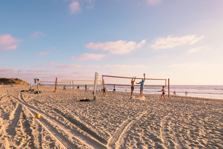 Beachvolleyball-Spieler am Strand von Carlsbad bei San Diego, Kalifornien