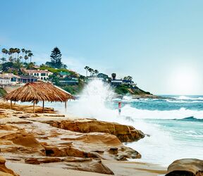 Wellen an einem Strand von San Diego