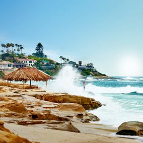 Wellen an einem Strand von San Diego