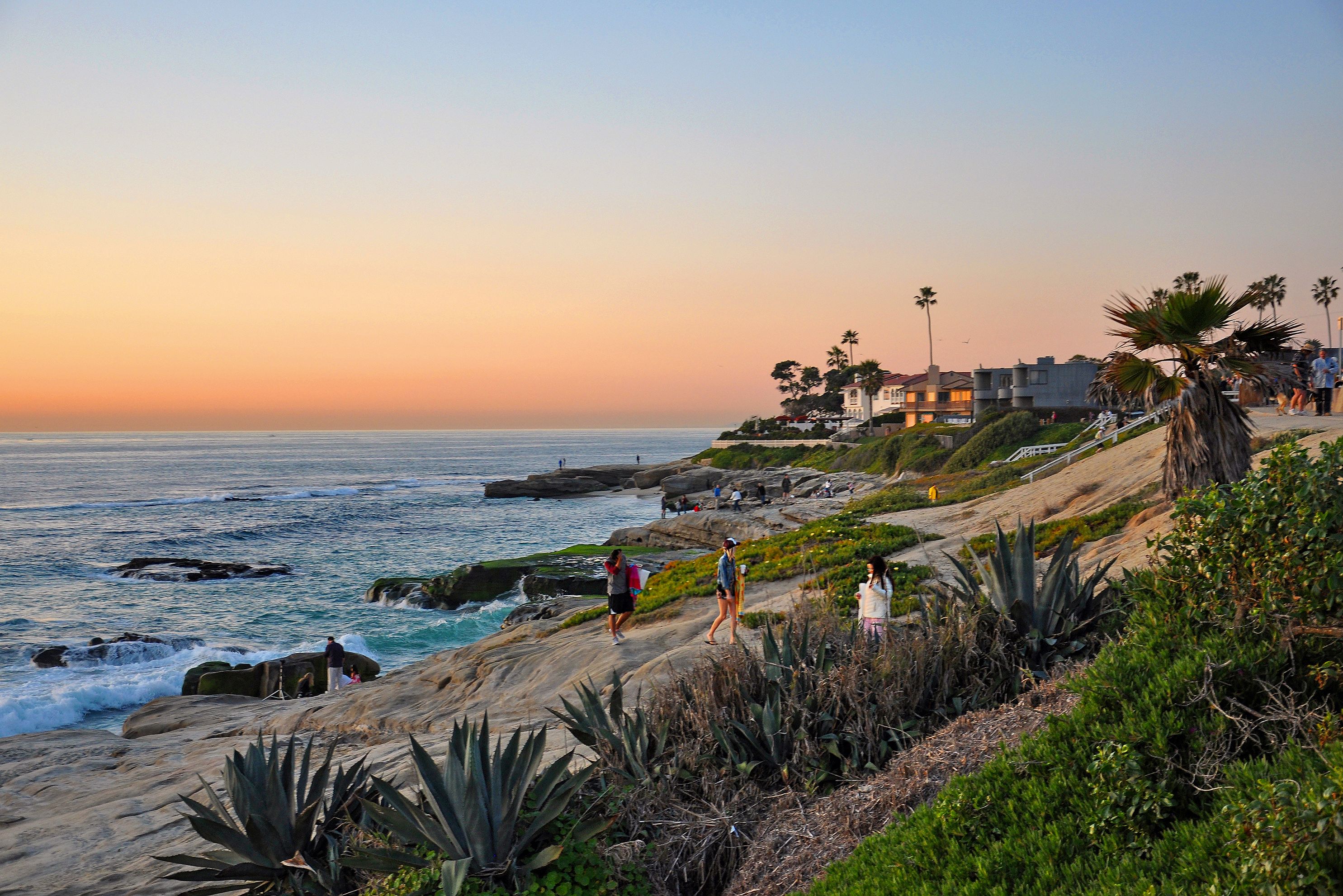 Besucher am Windansea Beach in San Diego in Kalifornien genießen den Sonnenuntergang