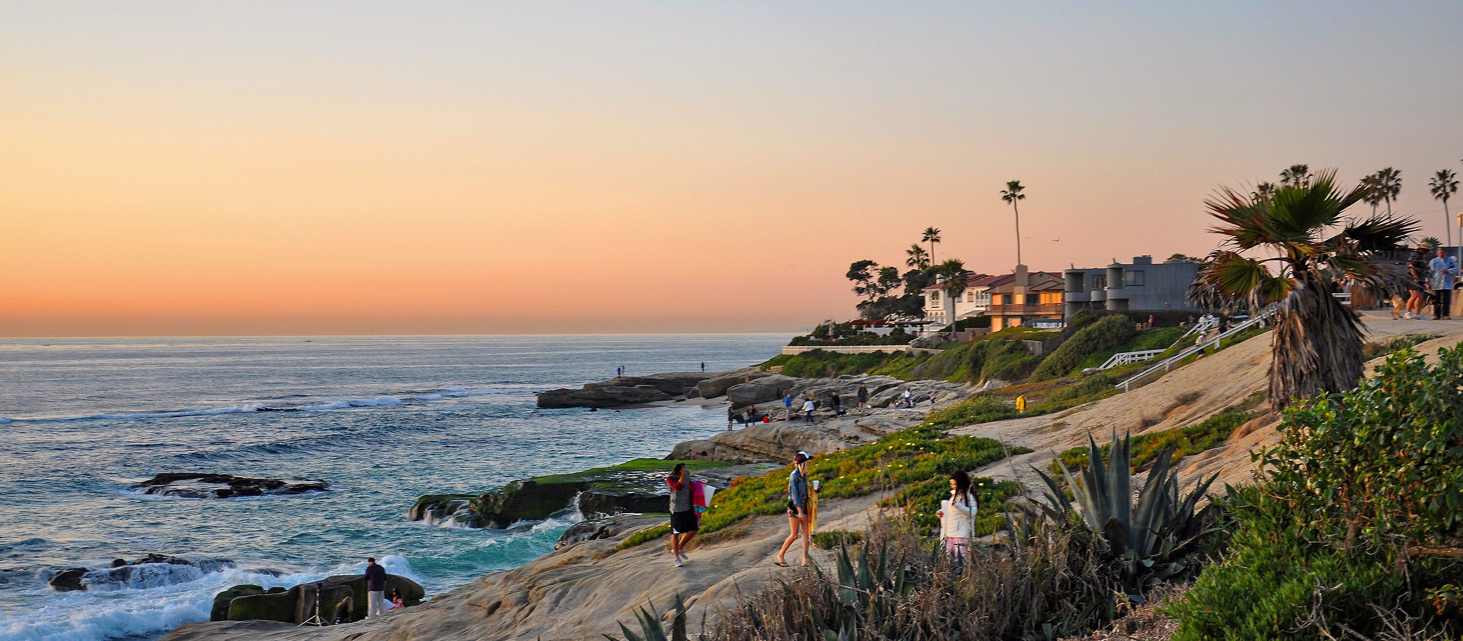 Urlauber genießen Sonnenuntergang an der Küste von San Diego, Kalifornien