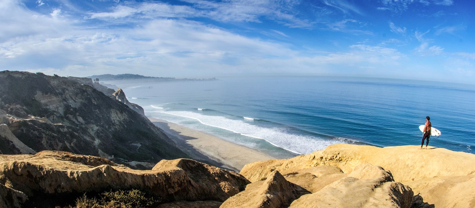 Ein Surfer beobachtet die Wellen am Strand von San Diego